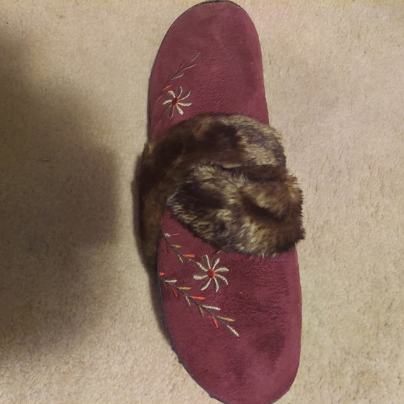 Slippers/ Isotoners. - Picture 2 of 4